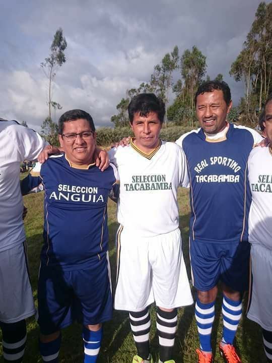 César Vásquez (izq.) tiene puesta la camiseta del equipo de fútbol de Anguía, y posa junto a Pedro Castillo (der.), quien luce el uniforme de la selección de Tacabamba. A lado de ellos se encuentra el exjugador Roberto Palacios.