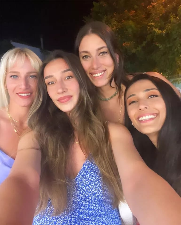 La voleibolista Simge Aköz junto a sus amigas deportistas disfrutando de sus vacaciones (Foto: Milliyet)
