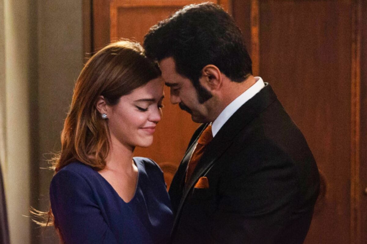 Züleyha, de azul, sonriendo y abrazado a Demir, quien quiere evitar perderla (Foto: Tims & B Productions)