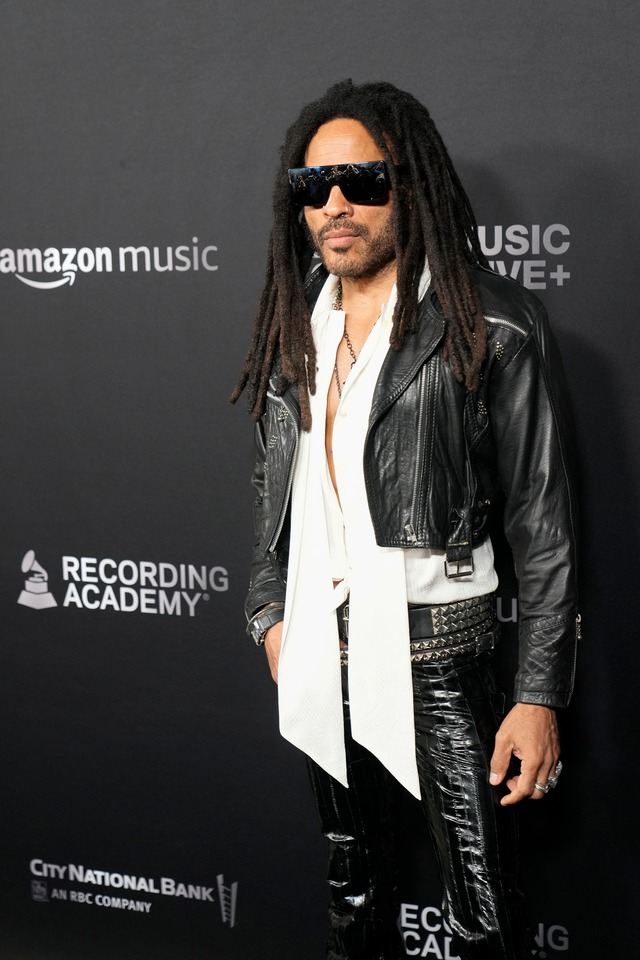 Lenny Kravitz en la alfombra roja de la edición 66 Premios Grammy en Los Angeles. (AP Photo/Damian Dovarganes)
