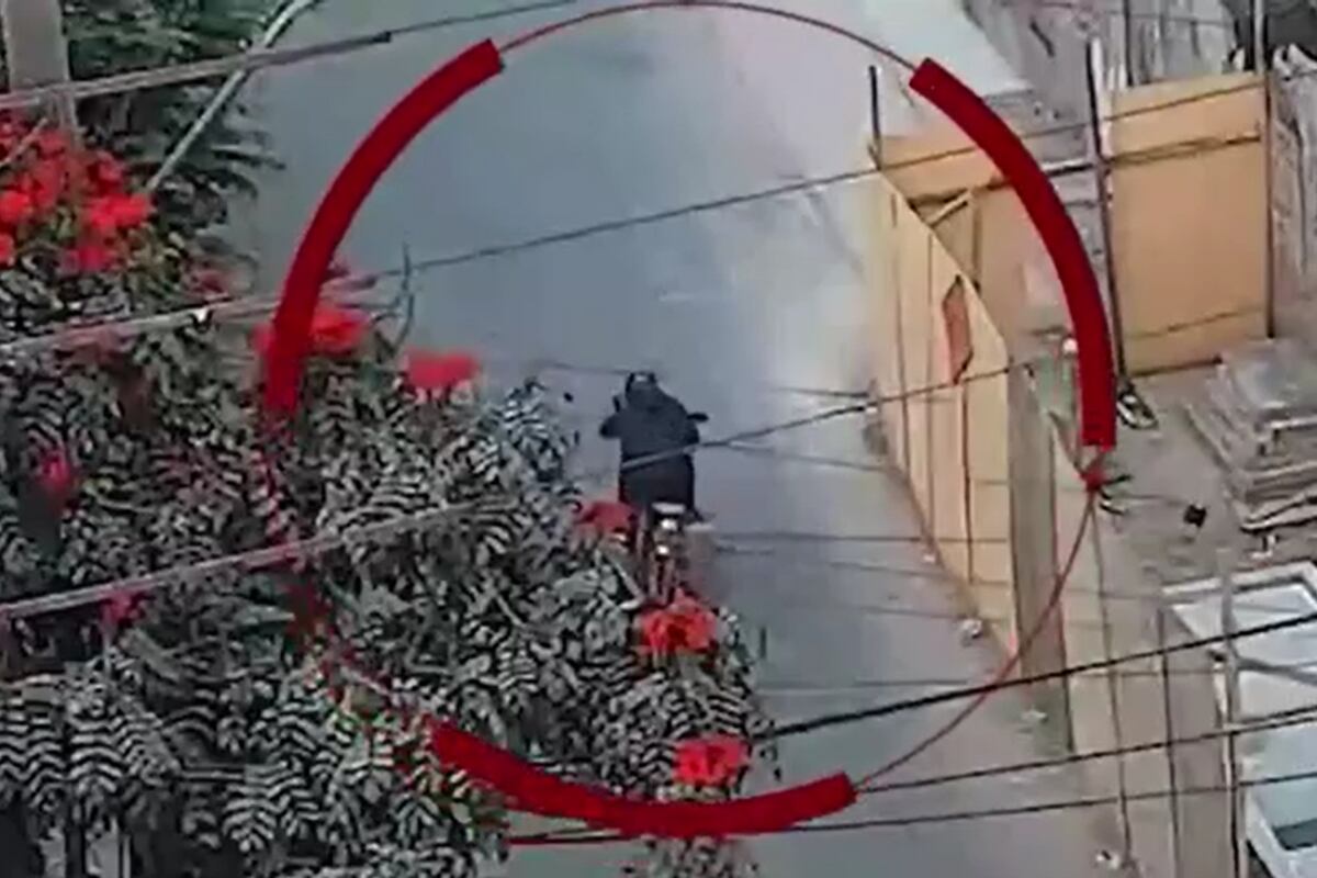 Policía revisa cámaras de seguridad de Pacasmayo y Canta Callao para identificar a los atacantes. (Foto: Captura/América Noticias)