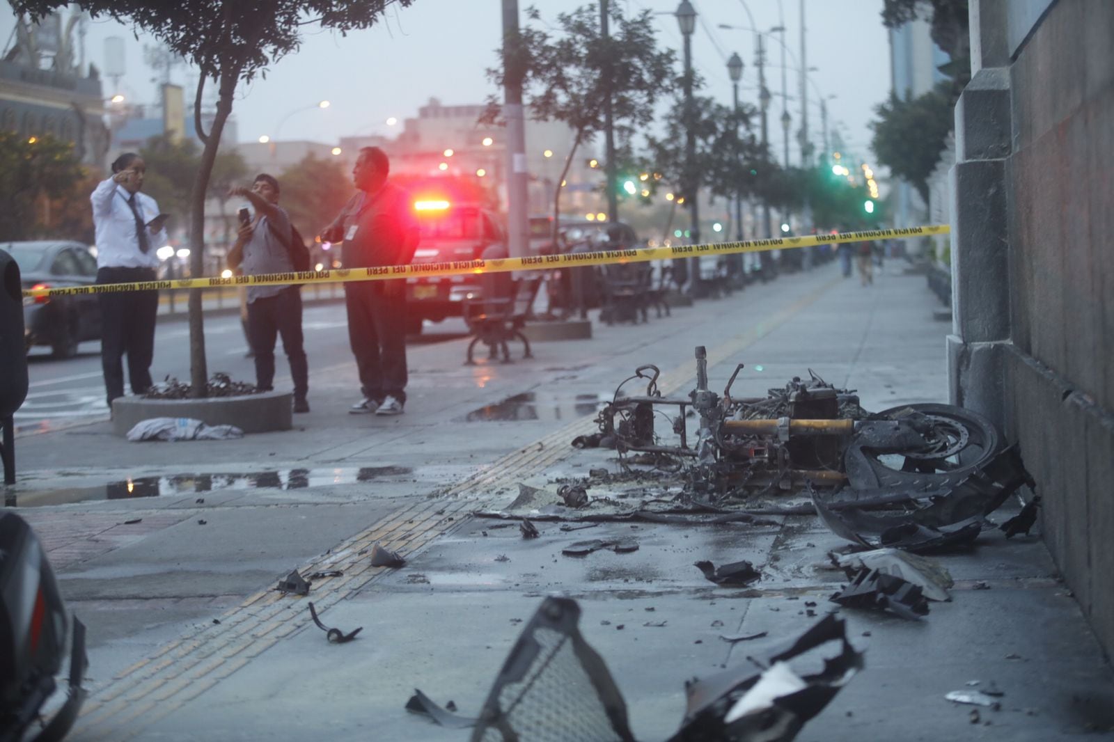 Suboficial PNP muere tras choque de motocicleta en avenidas Bolivia y Alfonso Ugarte (Fotos: César Grados/GEC)