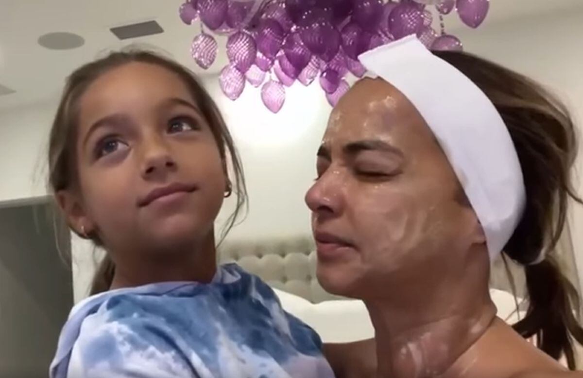 La conductora cierra los ojos, mientras Alaïa ve la televisión para escuchar los resultados de "La casa de los famosos 2" (Foto: Adamari López / Facebook)