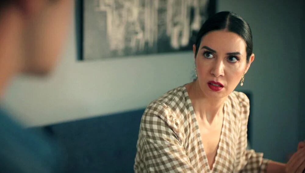 Suzan queda soprendida por la ayuda de Ömer a su hermana (Foto: NG Medya)