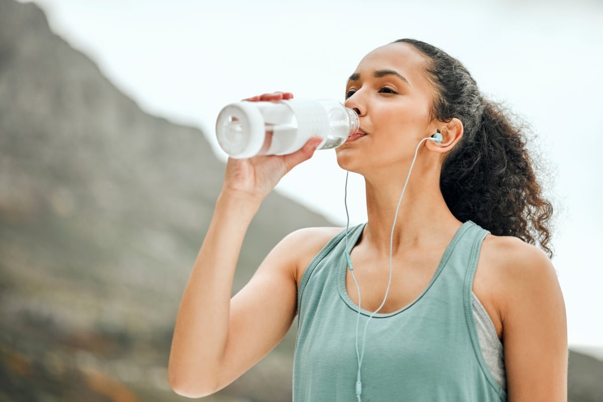 Hidratarse con agua (no jugos ni infusiones) es clave para llevar una vida saludable. Foto: iStock.