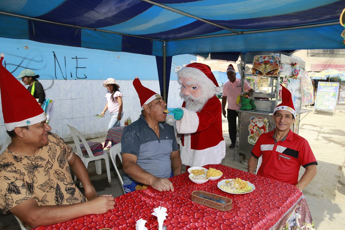 Chiclayano es conocido como el 'Papá Noel Cebichero'. Foto: Allengino Quintana