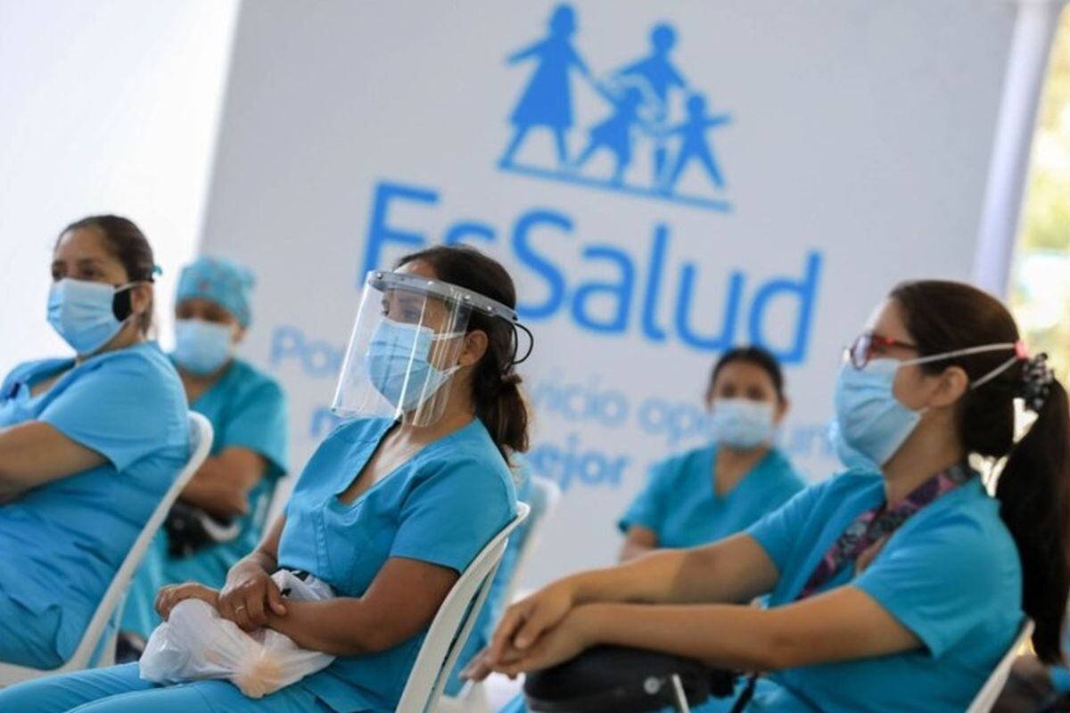 EsSalud informó que los asegurados, adultos mayores de 60 años, podrán actualizar sus datos en la plataforma web "EsSalud Te Cuida", hasta el 30 de marzo, para recibir la vacuna (Foto: Andina)