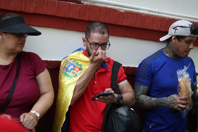 Venezolanos en Perú se concentran en los exteriores de la embajada de Venezuela para expresar su oposición contra la asunción de Nicolás Maduro como presidente del país llanero. Foto: Julio Reaño/@photo.gec