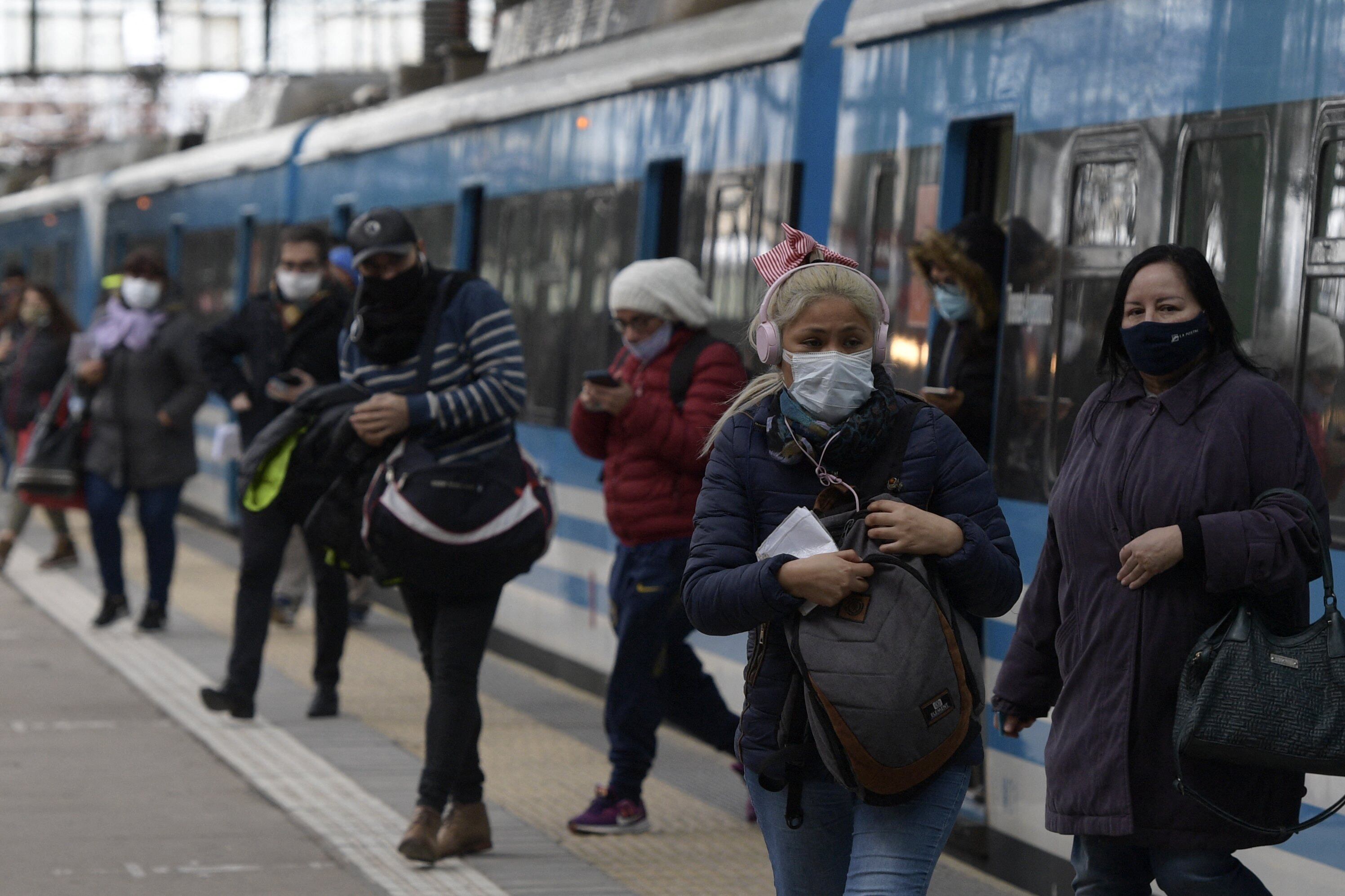 Los viajeros llegan a la estación de tren de Constitución después de que las autoridades endurecieran las medidas de confinamiento contra la propagación del nuevo coronavirus, COVID-19, en Buenos Aires, el 1 de julio de 2020. (Foto por Juan MABROMATA / AFP)