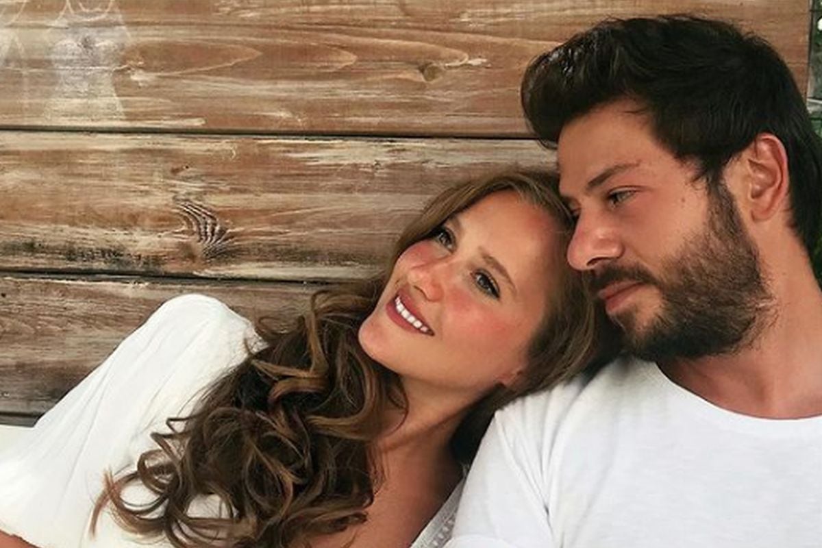 Ahmet Tansu Taşanlar y Oya Unustasi decidieron unir sus vidas para siempre tras varios años de relación (Foto: Oya Unustasi/Instagram)