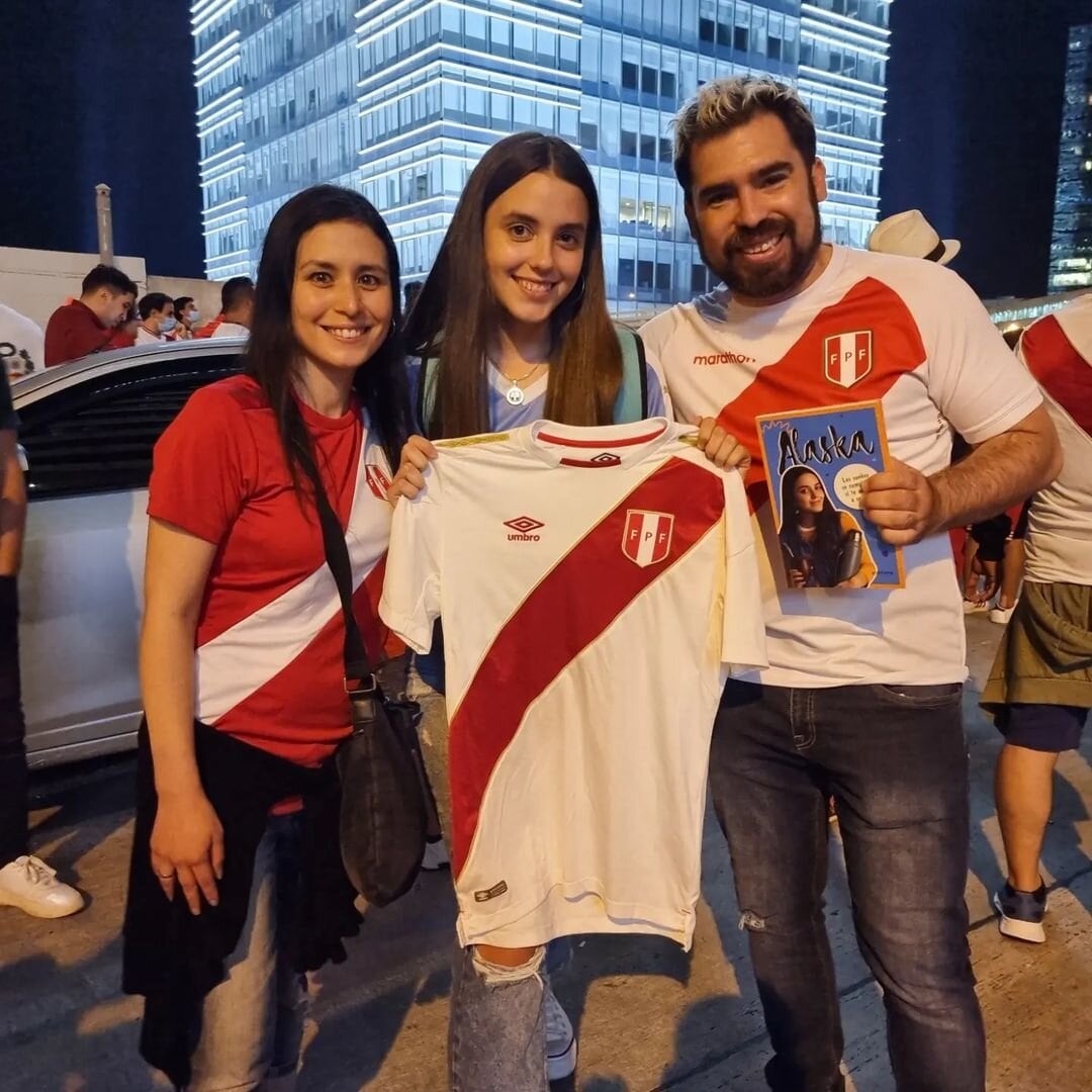 Alaska con hinchas peruanos.