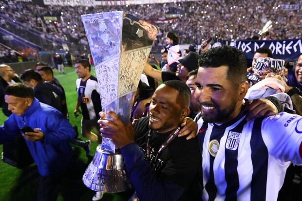 Wilmer Aguirre festeja su último título con Alianza Lima (Foto: GEC)