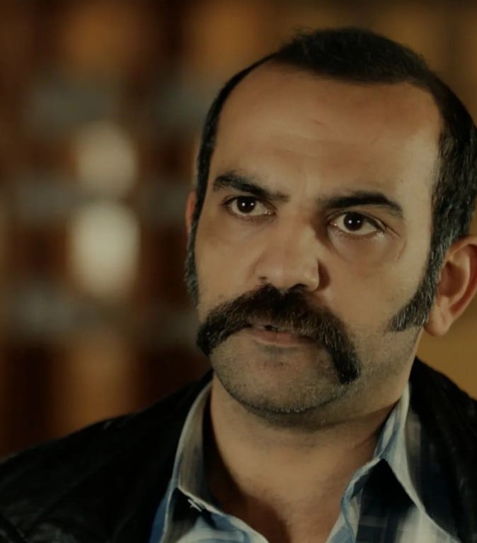 Ergün Metin en una escena de "Tierra amarga" en el papel de Vahap (Foto: Ergün Metin / Instagram)
