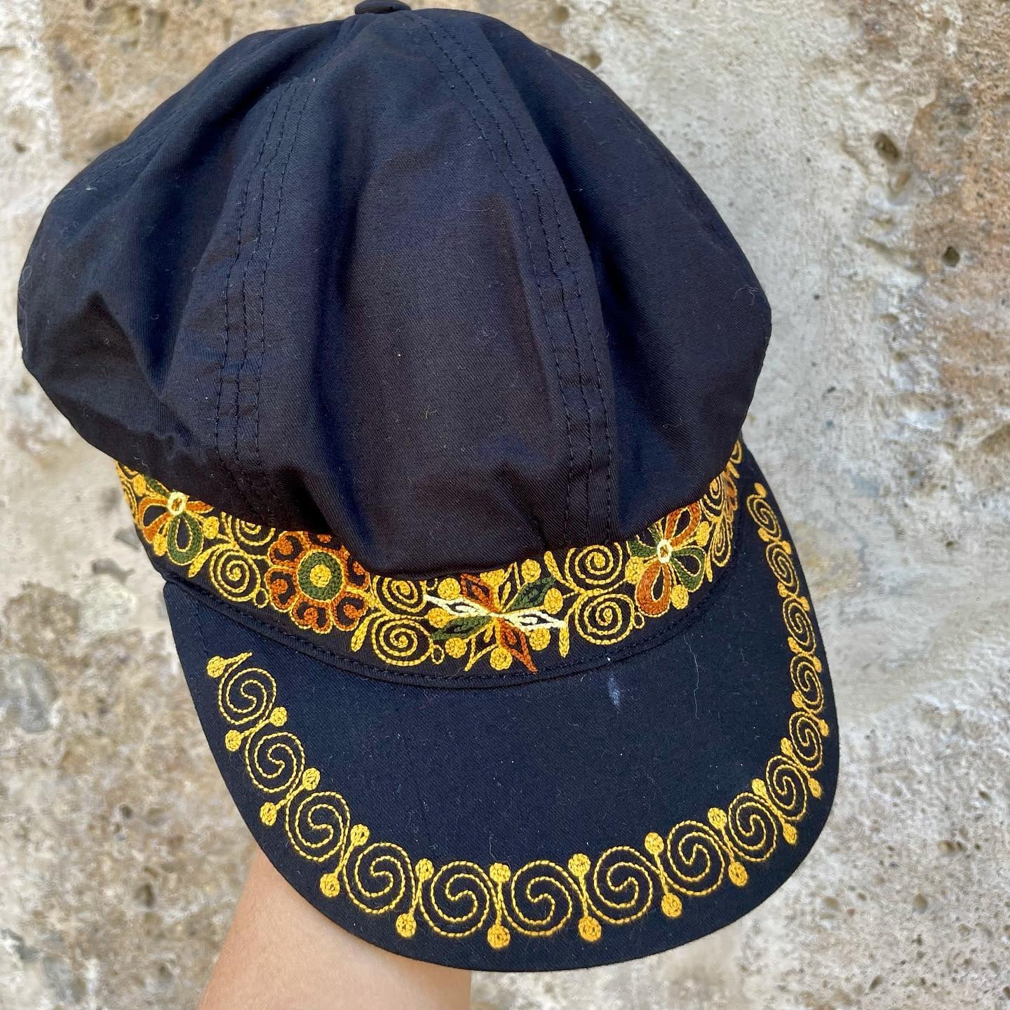 “Como familia nos hemos dividido las especialidades. Mi mamá como sabe bordar bien hace los diseños. Yo me dedico a los colores", cuenta Mirian Suni. (Foto: Facebook: @ArtesaniasdePeru)