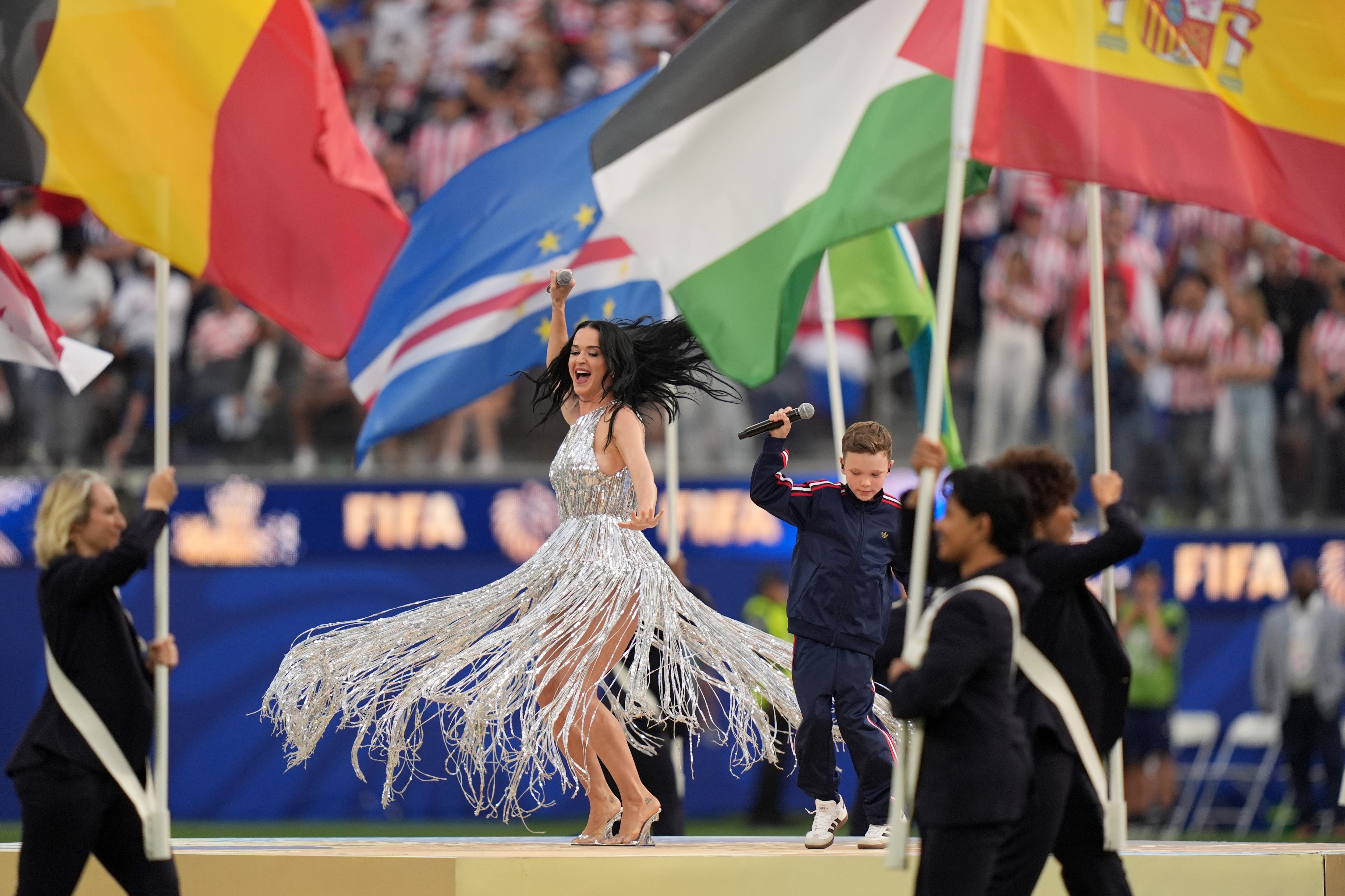 Katy Perry y el pequeño Tius Luka en la inauguración del Mundial 2026. (Foto: EFE/EPA/SCOTT STRAZZANTE)