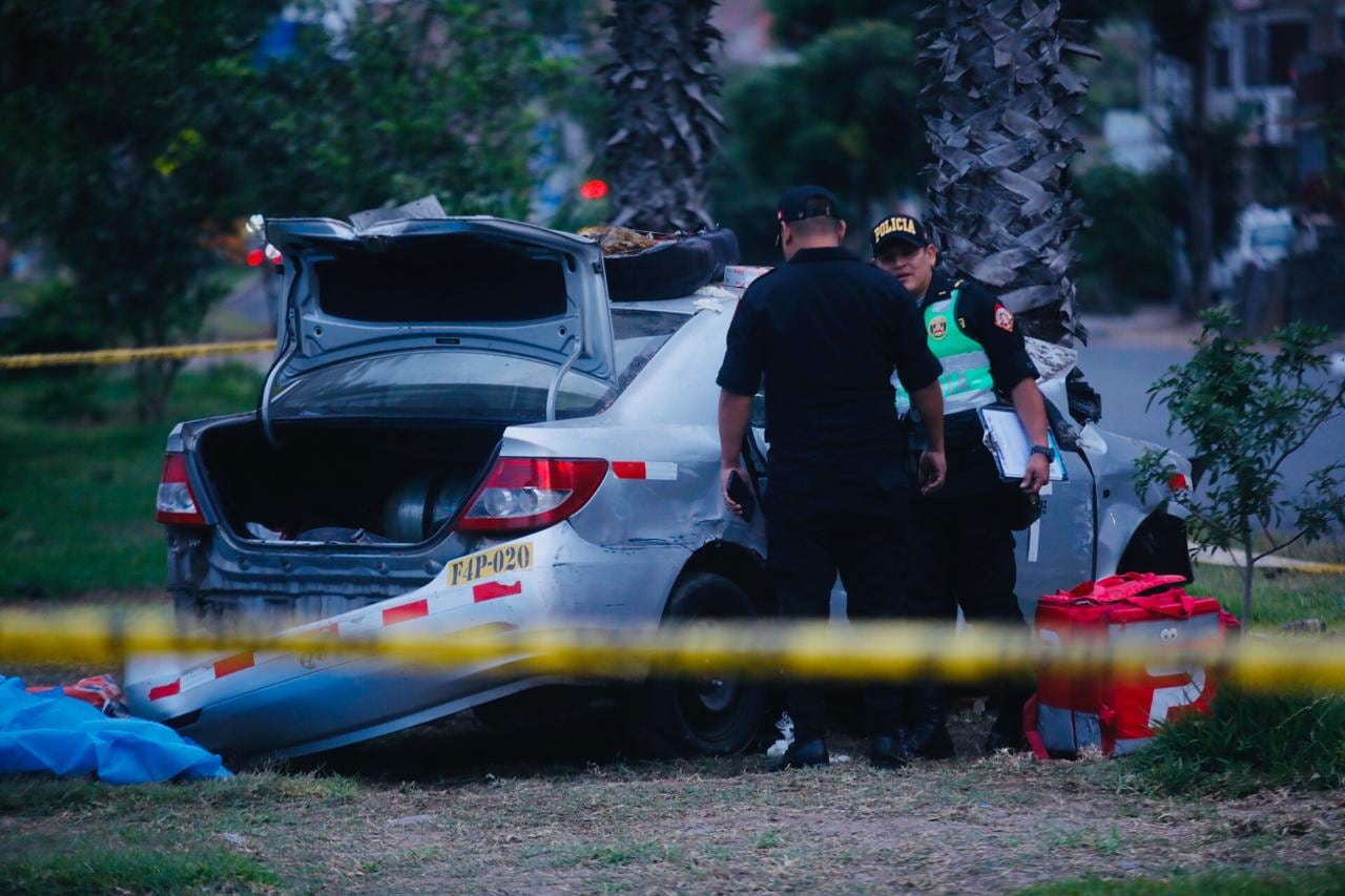 Accidente vehicular en los cruces de la av universitaria con av marañon en Los Olivos deja 4 fallecidos.
Fotos: César.grados@photo.gec