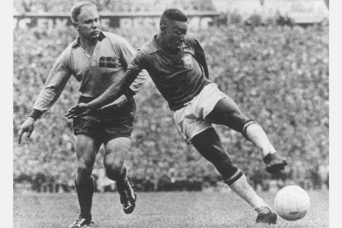 La camiseta de Pelé en Suecia 1958 podría convertirse en la pieza más valiosa del fútbol. Foto: @Sothebys/Instagram