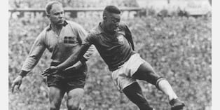 La camiseta de Pelé en Suecia 1958 podría convertirse en la pieza más valiosa del fútbol. Foto: @Sothebys/Instagram