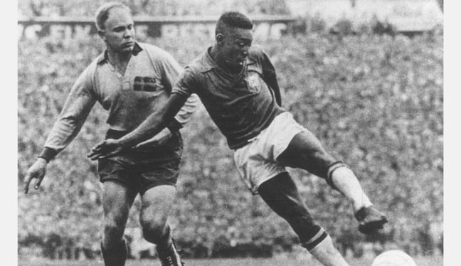 La camiseta de Pelé en Suecia 1958 podría convertirse en la pieza más valiosa del fútbol. Foto: @Sothebys/Instagram