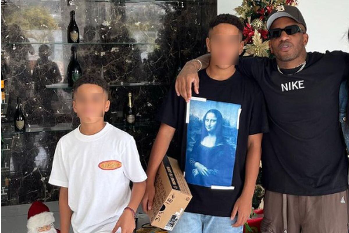 Jefferson Farfán y sus hijos con Melissa Klug