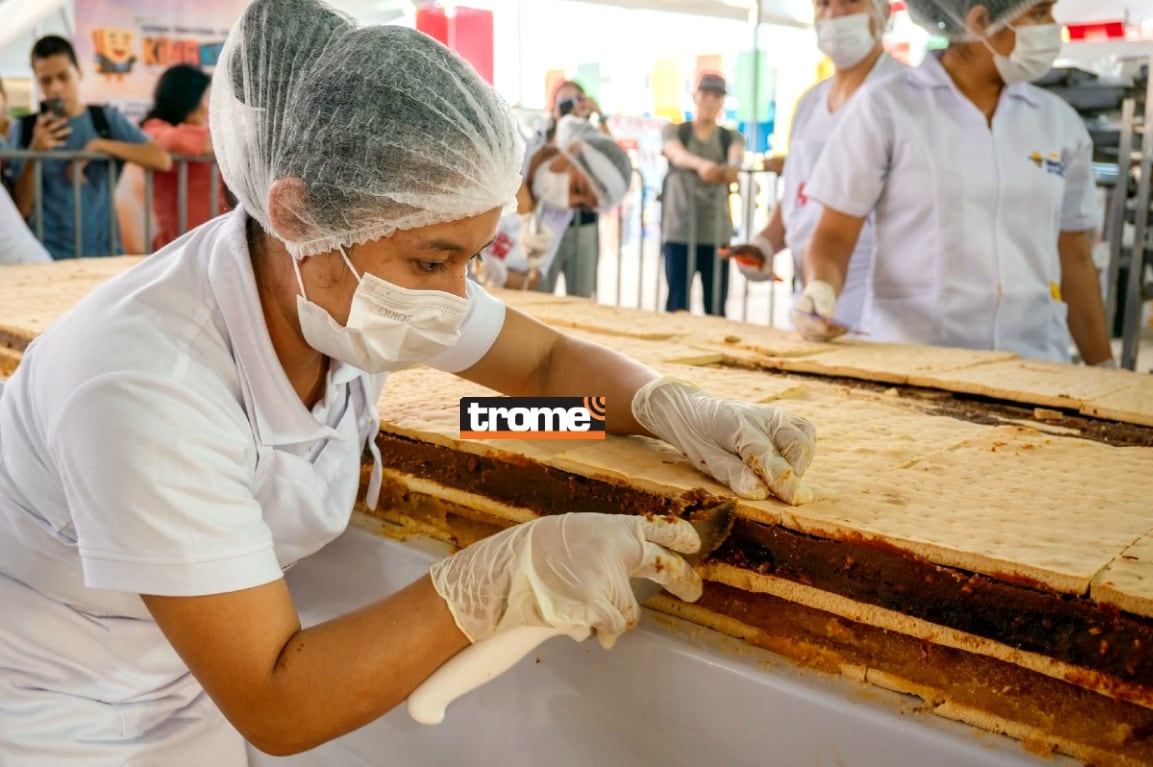 El tradicional dulce peruano que tuvo cerca de 1,300 kilos fue repartido gratuitamente en Lambayeque. (Entrevista y foto compos: Isabel Medina / Trome).