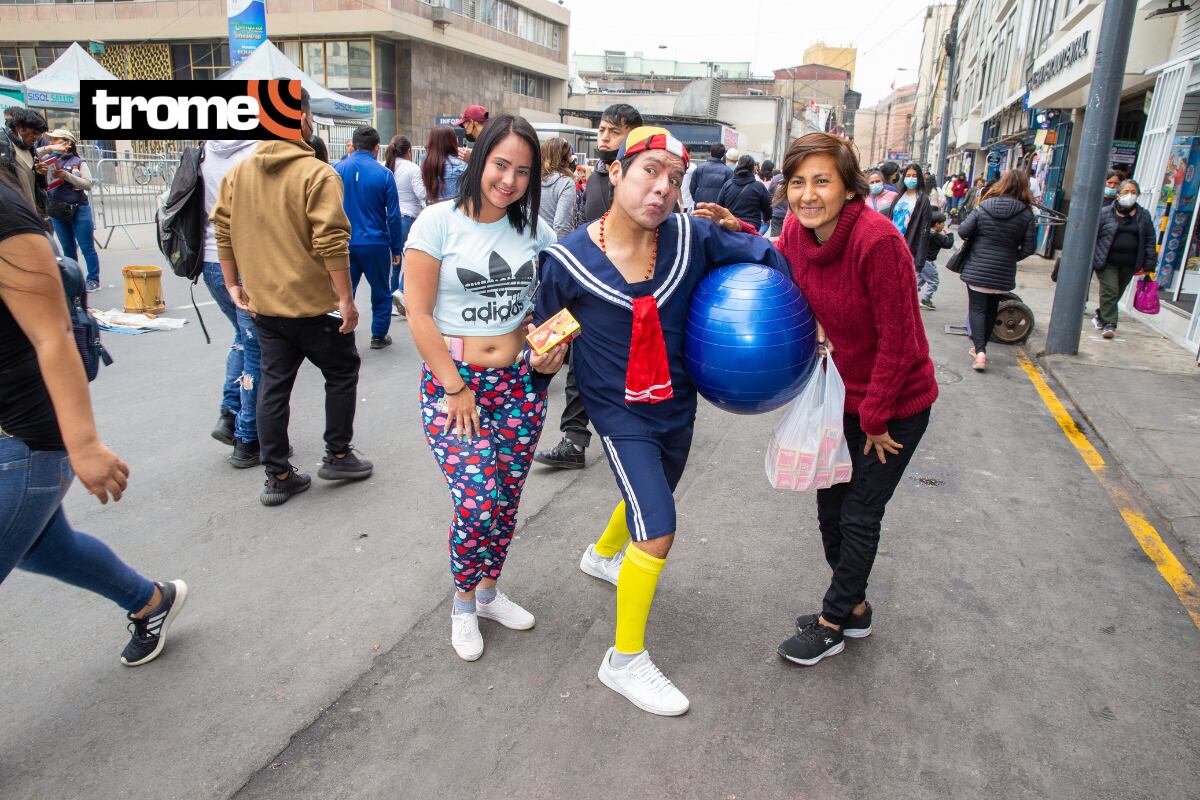 Curiosos se acercaron a tomarse fotos y selfies con el querido personaje de Roberto Gómez Bolaños. Foto: Allengino Quintana