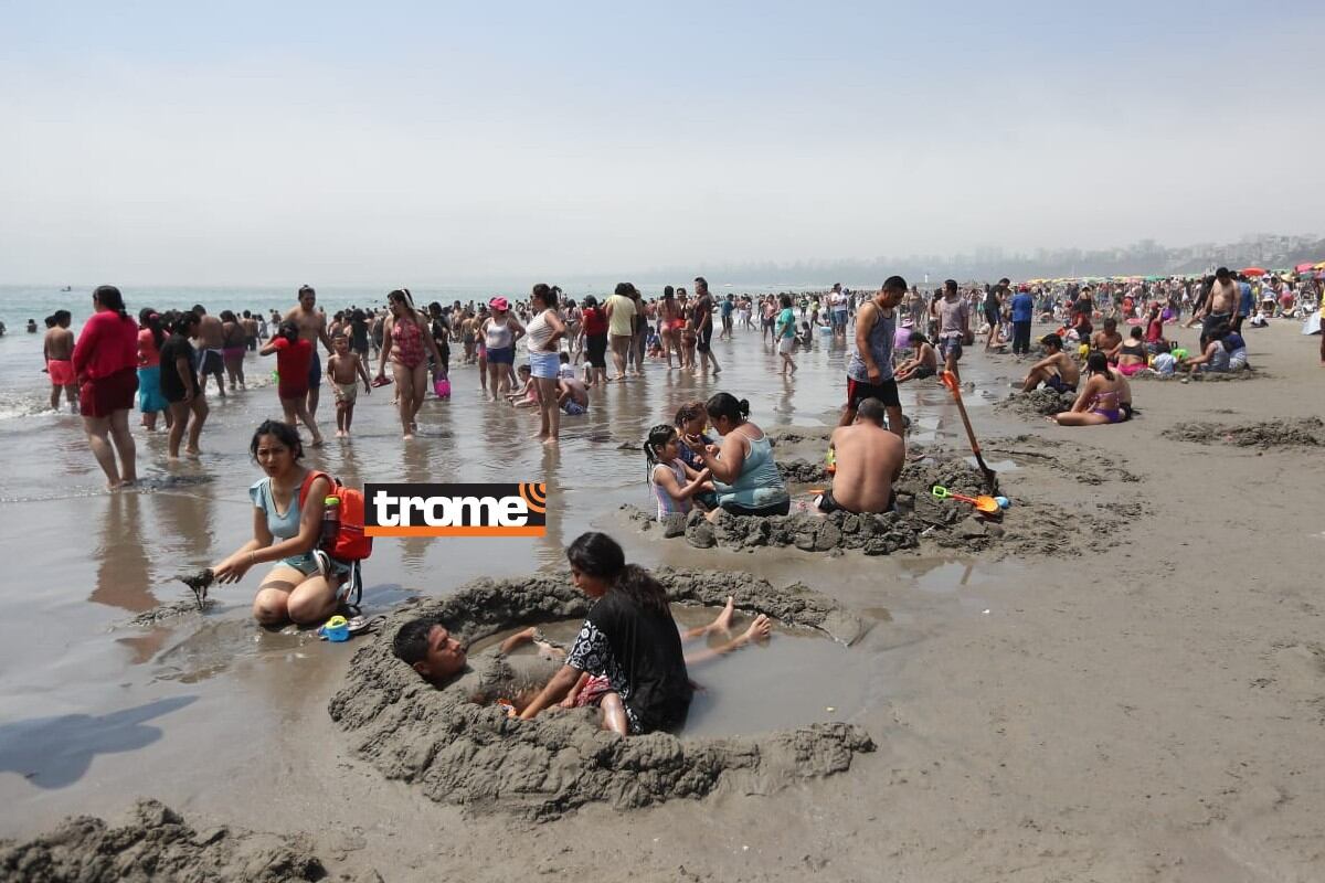 Muchas familias compartieron día playero en caluroso día, aunque por momentos se nublaba. (Foto: Jesús Saucedo / Trome).