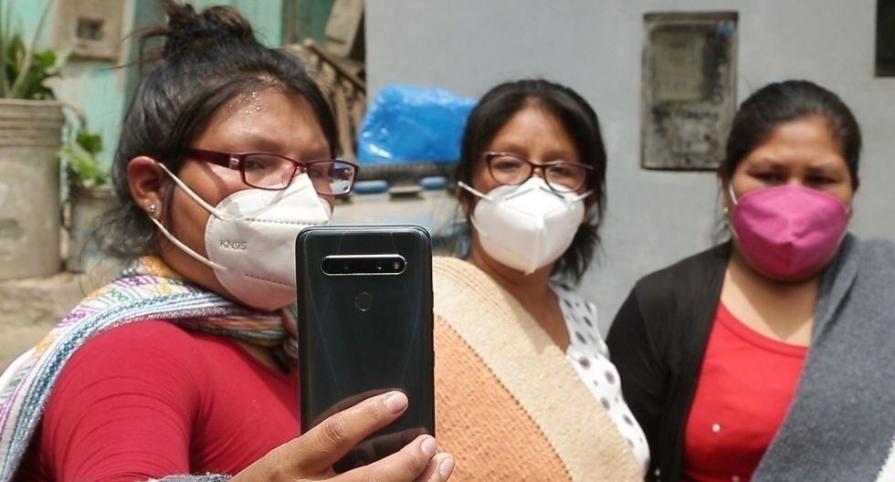 Las tejedoras recibieron celulares para poder comunicarse mejor y cumplir con el trabajo remoto.