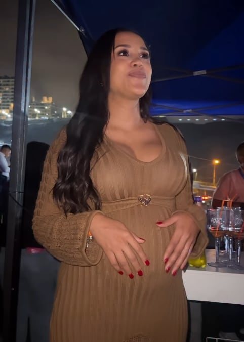 Novia de Ricardo Mendoza, Katya Mosquera, presente en el show donde comediante reveló el sexo de su bebé.