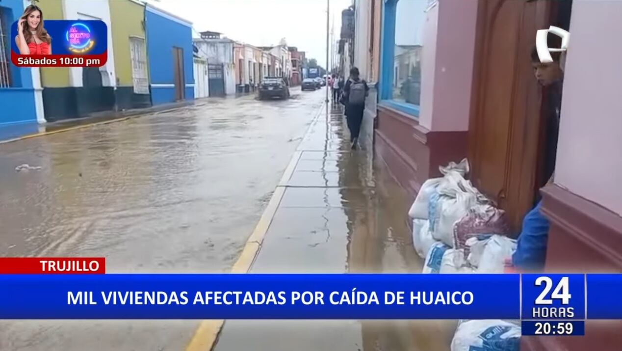 Pobladores de Trujillo intentan evitar que agua ingrese a sus casas tras lluvias.