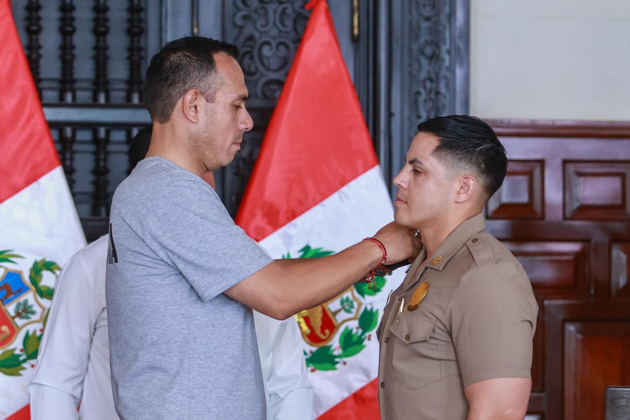 Valiente policía recibió el ascenso por parte del presidente José Jerí.(Presidencia)