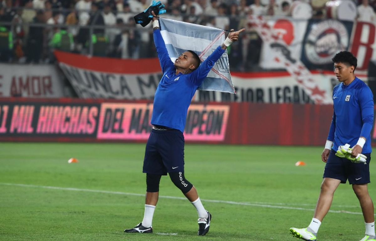 Ángelo Campos salió a calentar a la cancha del estadio Monumental con una bandera de Alianza Lima | Foto: Leonardo Fernández / @photo.gec