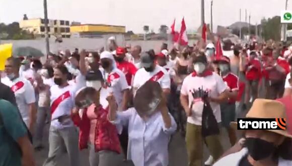 Manifestantes se dirigen a Plaza San Martin