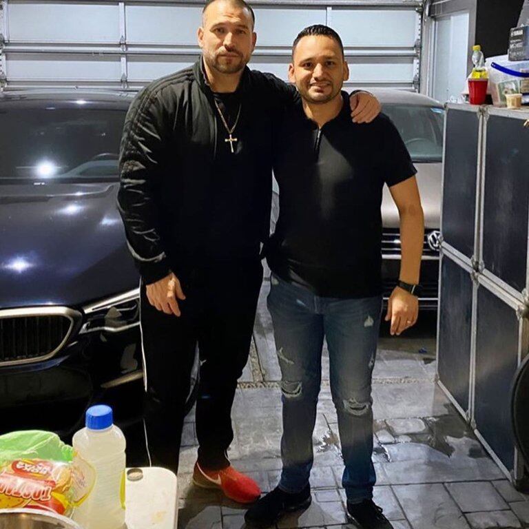 Rafael Amaya junto a su amigo Willy Saldaña. (Foto: Instagram @chicapicosa2)