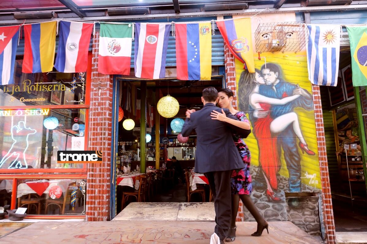 En Caminito encontrará restaurantes y también la vía pública para apreciar el tango y hasta animarse a aprender unos pasitos de este baile. (Fotos y videos: Isabel Medina / Trome).
