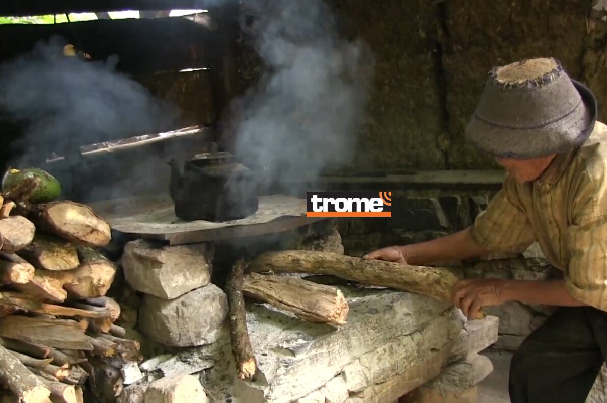 Don Marcelino Abad, 'Mashico' , el más longevo del Perú. Pasó más de cien años viviendo solito y cultivando la tierra. Ahora recibe cariño en casa hogar 'Mis abuelitos'. (Isabel Medina / Foto compos. Trome /Pensión 65).