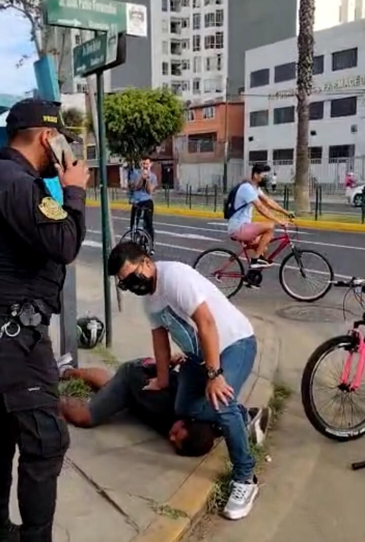 Tras una tenaz persecución, que empezó en Lince y culminó en Pueblo Libre, Renzo Morón Flores (25) fue cercado y terminó atrapado por varias brigadas de serenos de Lince.