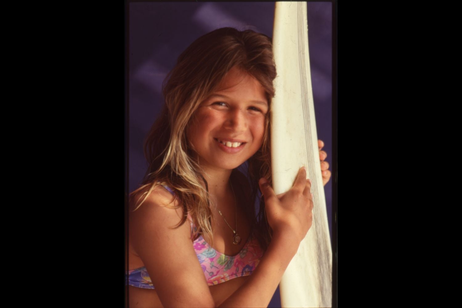 Es 1994 y la pequeña Sofía posa para la revista Somos con tan solo 11 años. Falta una década para que escriba su nombre en el deporte peruano como campeona el mundo por la WSL (World Surf League por sus siglas en inglés, antes ASP). Ese mismo 2004 ganaría el título mundial ISA (International Surfing Association), y luego repetería la hazaña en el 2019. (FOTO: URSULA CACERES/ EL COMERCIO)