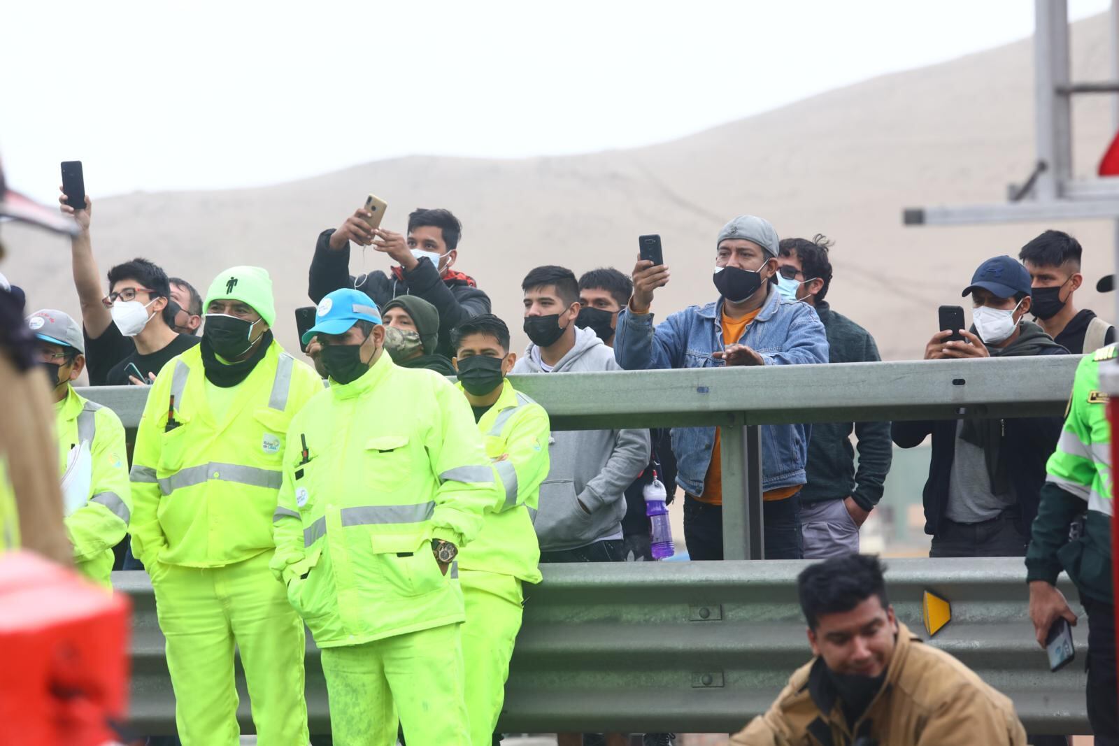 Curiosos se pusieron a filmar con sus celulares como si se tratara de un show. | Foto: Gonzalo Córdova