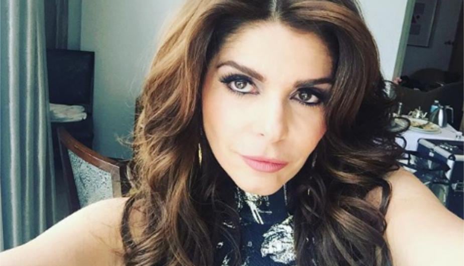 La actriz con maquillaje y un peinado preparado para salir ante las cámaras (Foto: Itatí Cantoral / Instagram)