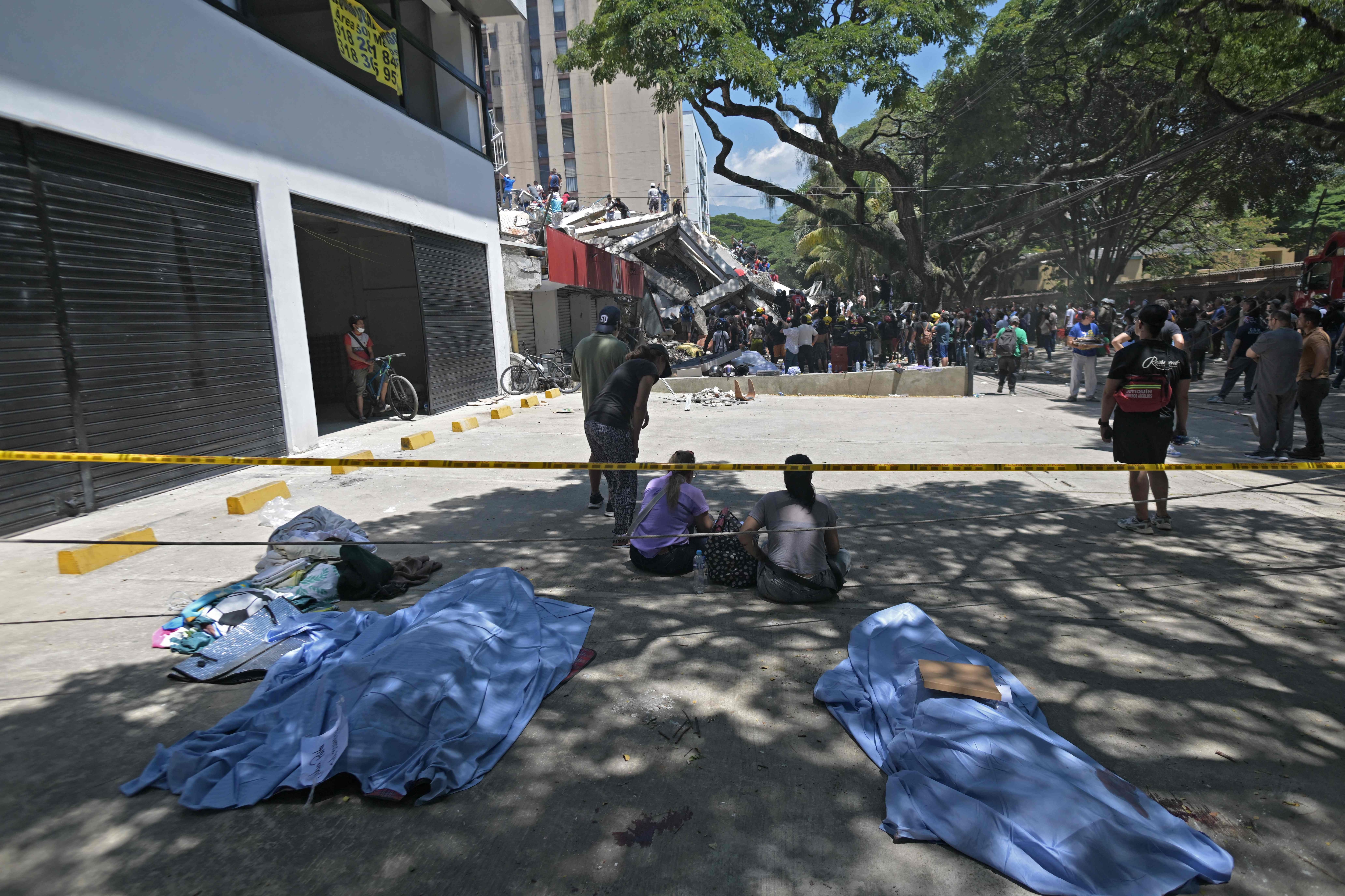 Hasta el momento se han reportado 110 fallecidos por sismo en Colombia. (Photo by JOAQUIN SARMIENTO / AFP)