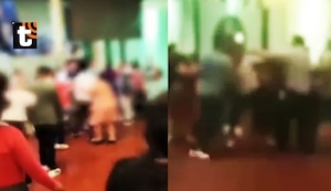 ¡No dan el ejemplo! Padres de familia se pelean a botellazos en fiesta de promoción de sus hijos