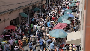 Miles de personas atiborran las calles de Mesa Redonda realizando sus compras de fin de año