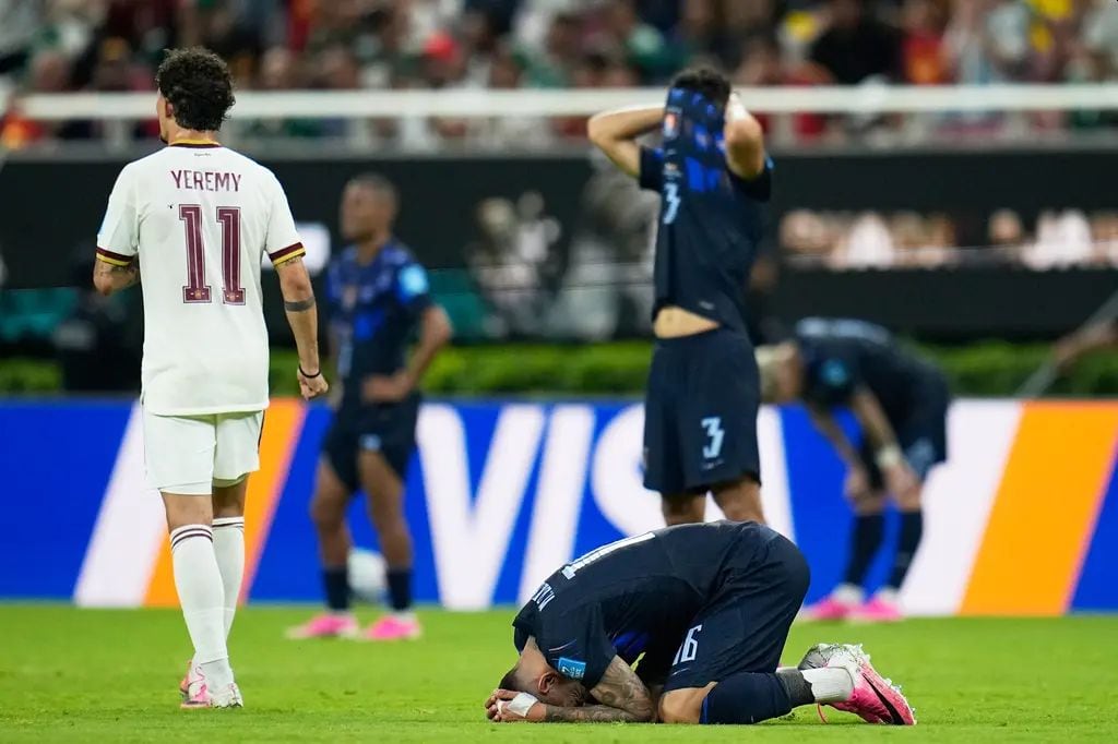 La selección de Uruguay perdió 1-0 frente a España y se fue del Mundial 2026. (Foto: AP)