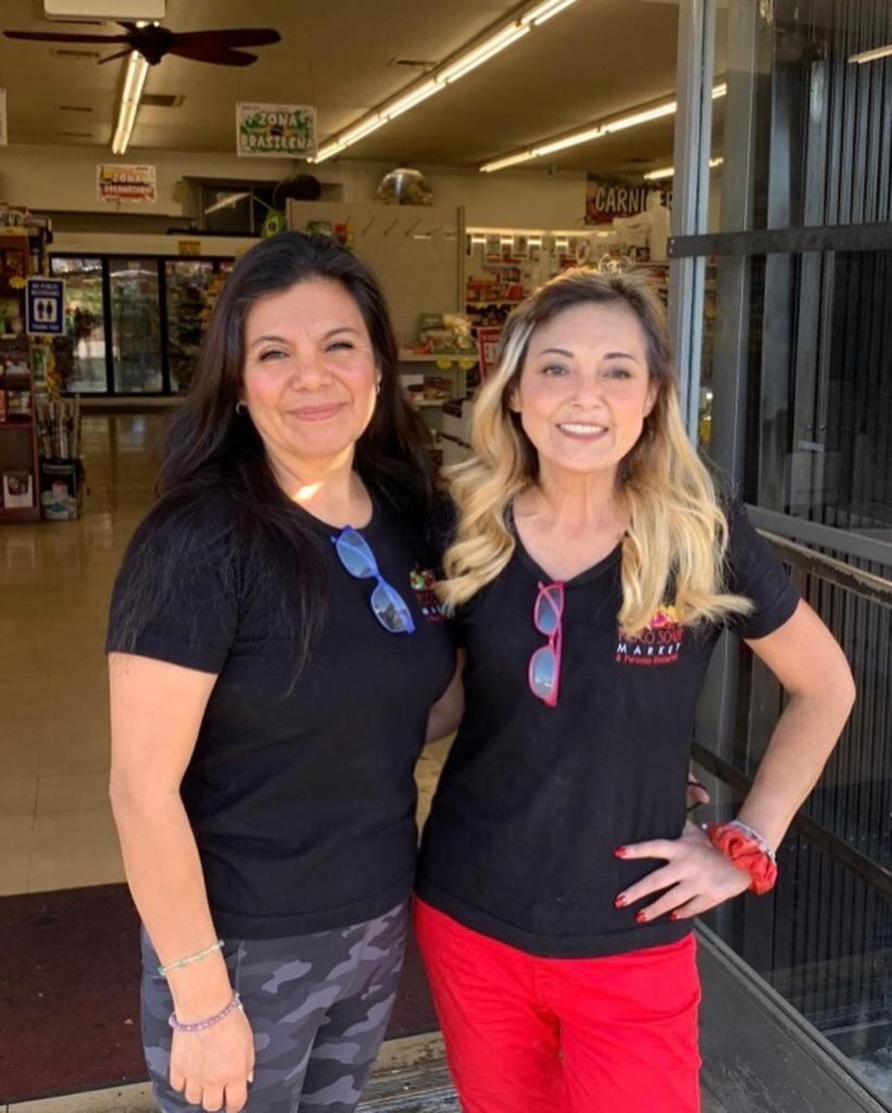 Aqui con su hermana con quien es dueña del 'Pisco Sour Market', que lidera el negocio de venta de productos y restaurantes en Los Ángeles