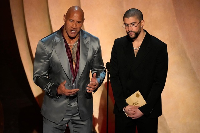 Bad Bunny en los Premios Oscar 2024.