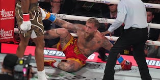 Jake Paul no se recompuso en el sexto round, pese a conteo de protección. (AP Photo/Lynne Sladky)