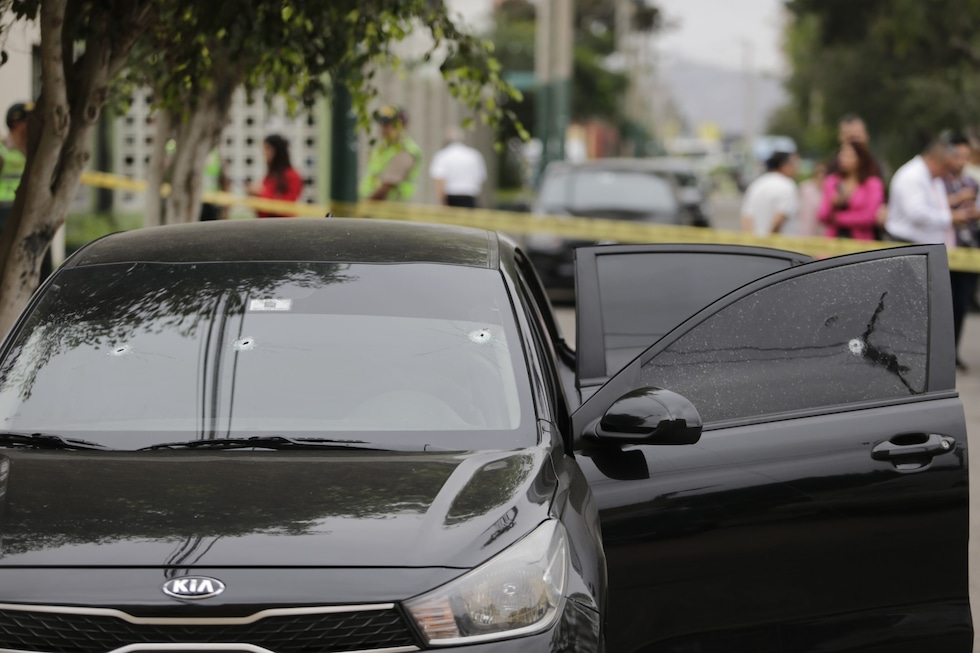 Una persona muerta y otra herida fue el saldo que dejó la intercepción de dos sicarios a un vehículo estacionado en pleno parque de Surco. Foto: Joseph Angeles/@photo.gec