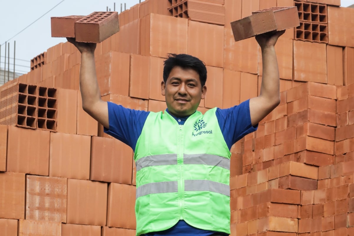 Edson, junto a sus hermanos, lideran la ferretería fundó su padre hace 30 años. Foto: Lenin Tadeo.