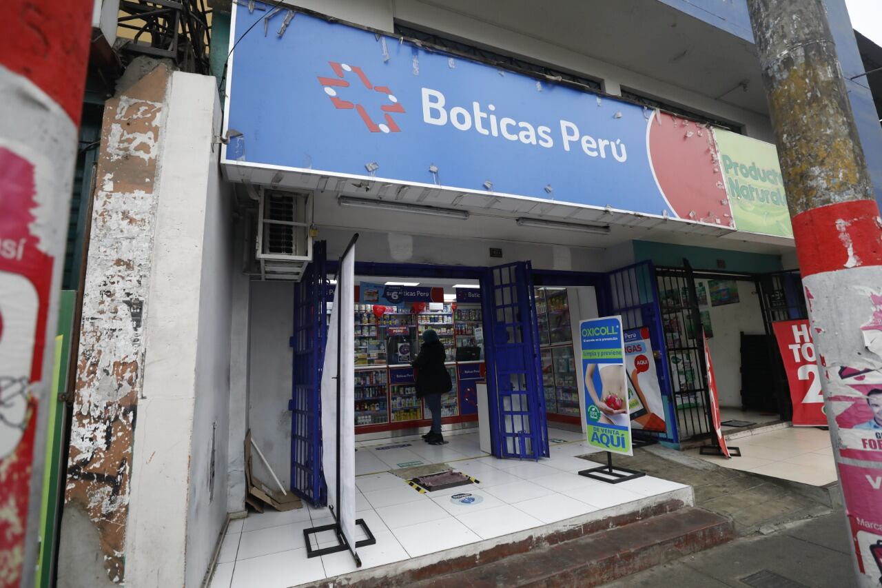 Julio Celso Silopu Castillo (26), ‘zorro’, y Janciel Magdalena Bolaños Arias (24), ‘La Nena’, fueron descubiertos cuando iban a fugar de una botica, a donde ingresaron para robar medicinas, formulas y dinero, en San Juan de Miraflores. (foto: Diana Marcelo/GEC)